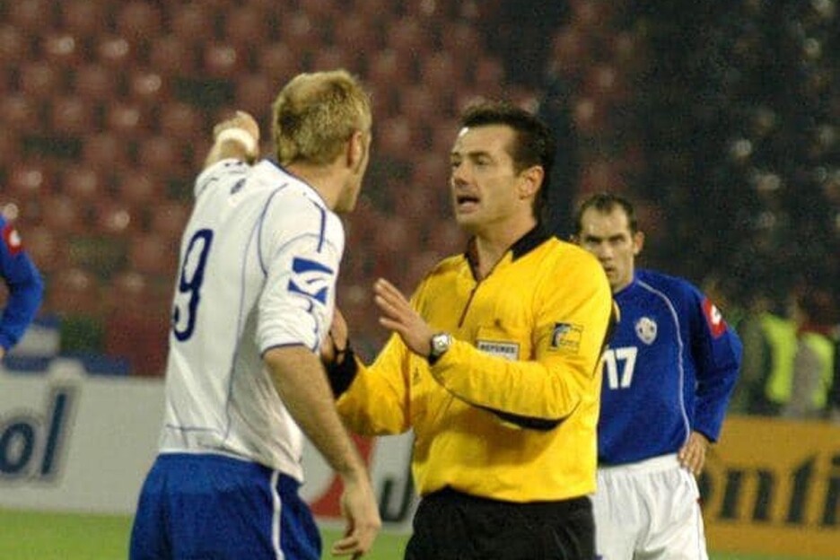 Sergej Barbarez ukazuje sudiji Kyrosu Vassarasu na napade na bh. navijače na tribinama Marakane, 12. oktobra 2005.