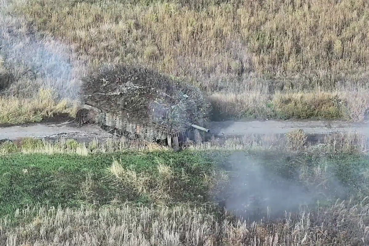 Kako dronovi mijenjaju ratovanje: Ukrajinci od tenka Abrams napravili samohotku s antidron "jež" oklopom