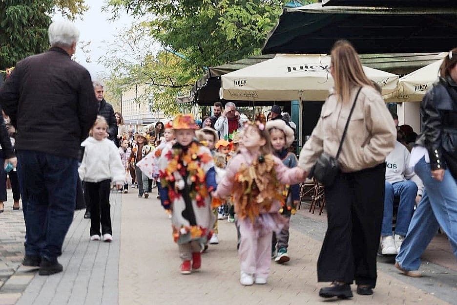 Jesenji defile predškolskih ustanova: Bihaćki mališani u šarenim kostimima razvedrili gradske ulice
