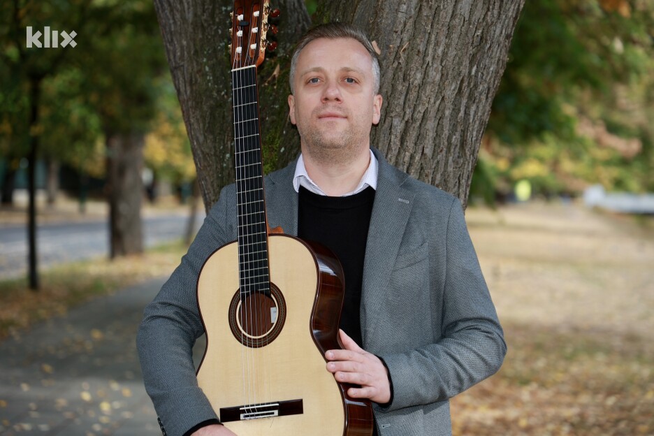 Ističe kako je još kao mladić smatrao da će gitara biti njegov prozor u svijet (Foto: I. Š./Klix.ba)