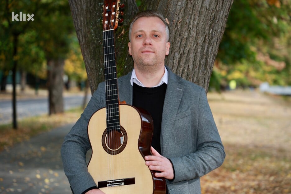 Ističe kako je još kao mladić smatrao da će gitara biti njegov prozor u svijet (Foto: I. Š./Klix.ba)
