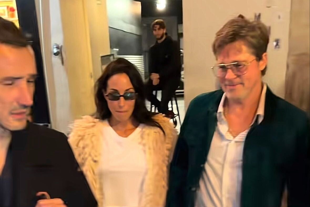 Brad Pitt privlačio poglede upadljivim outfitom u Parizu: Hlače u boji ciklame spario sa zelenom jaknom