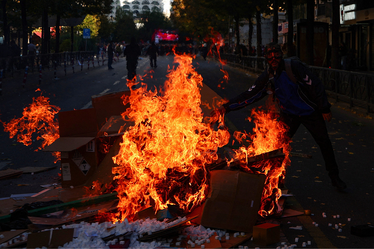 Uznemirujuće slike iz Tirane: Eskalirali protesti, studenti gađali zgradu vlade ciglama i betonskim blokovima