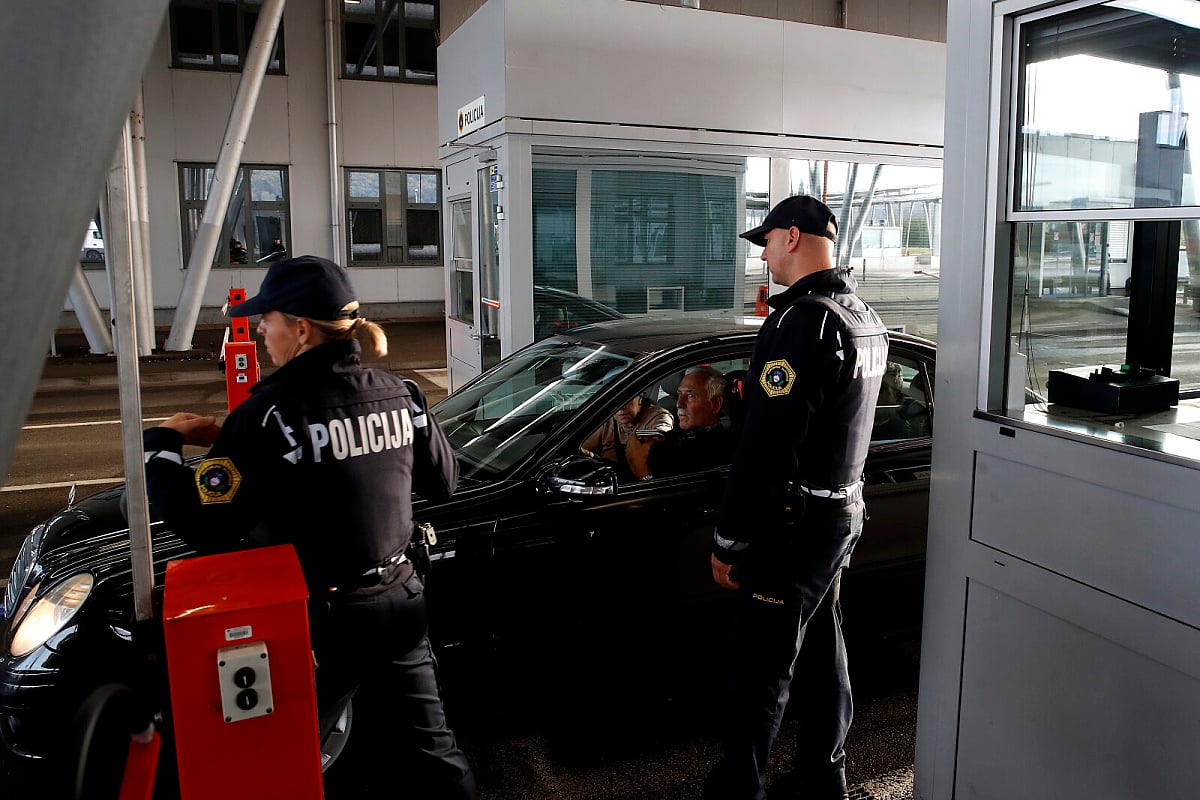 Državljani BiH u hrvatskom kombiju prevozili 34 Turčina, zaustavila ih slovenska policija
