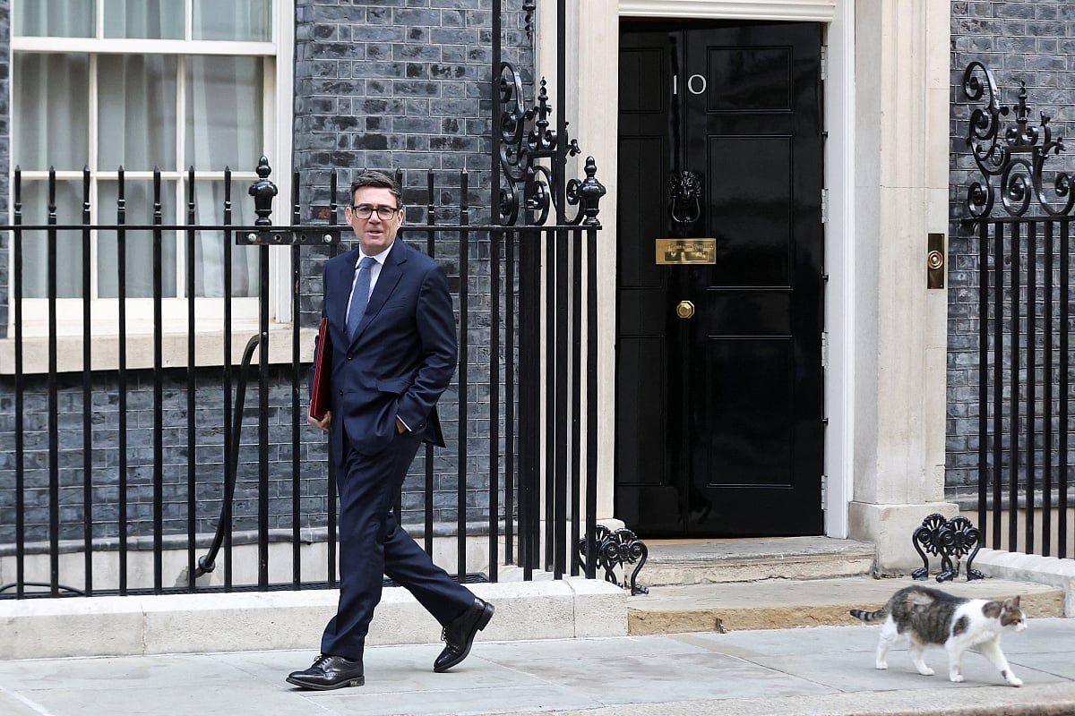 Britanski premijer Andy Burnham i mačak Larry zajedno krenuli prema Donjem domu