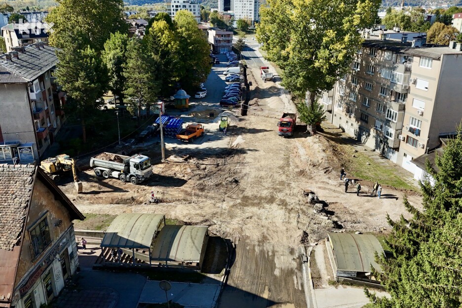 Izgradnja kružnog toka na raskrsnici ulica Željeznička i Emira Bogunića Čarlija, kod stare željezničke stanice (Foto: D. S./Klix.ba)