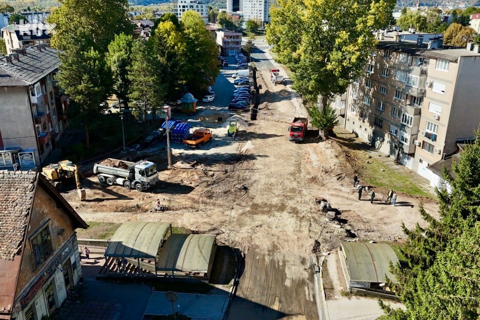 Izgradnja kružnog toka na raskrsnici ulica Željeznička i Emira Bogunića Čarlija, kod stare željezničke stanice (Foto: D. S./Klix.ba)