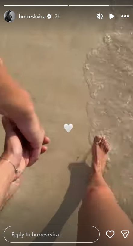 Breskvica u šetnji plažom s misterioznim muškarcem (Foto: Screenshot/ Instagram)
