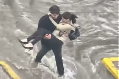 Snimak mladića koji je kroz poplavljene ulice Santiaga nosio djevojku u naručju osvojio mreže: Ljudi su počeli aplaudirati