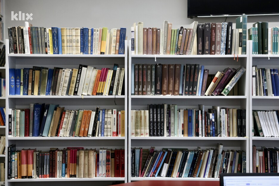 Korisnici u Biblioteci Sarajevo pored klasičnih knjiga mogu iznajmiti i digitalne čitače knjiga (Foto: S. S./Klix.ba)