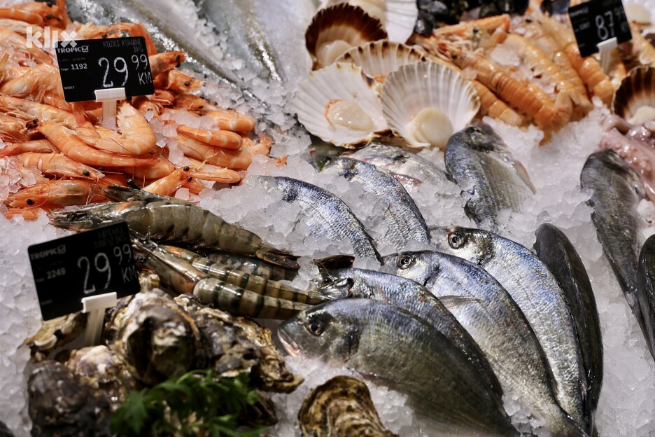Ribarnica nudi veliki izbor svježe ribe i morskih plodova (Foto: I. Š./Klix.ba)