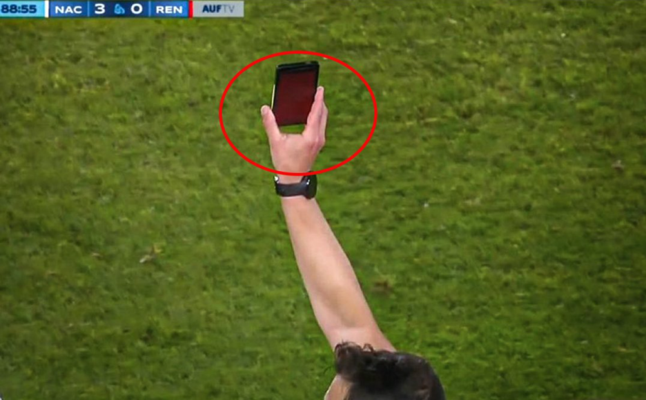 Sudija je u finišu utakmice na uređaju morao pokazati i crvenu boju (Screenshot)