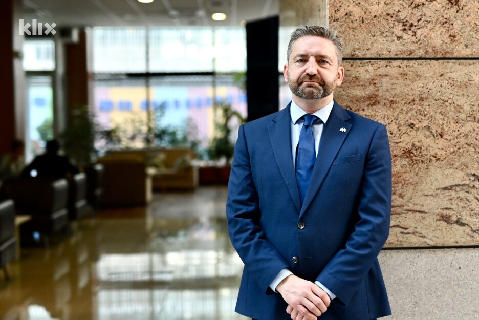 U dosadašnjoj karijeri ambasador Adrian Farrell obavljao je niz diplomatskih poslova (Foto: T. S./Klix.ba)