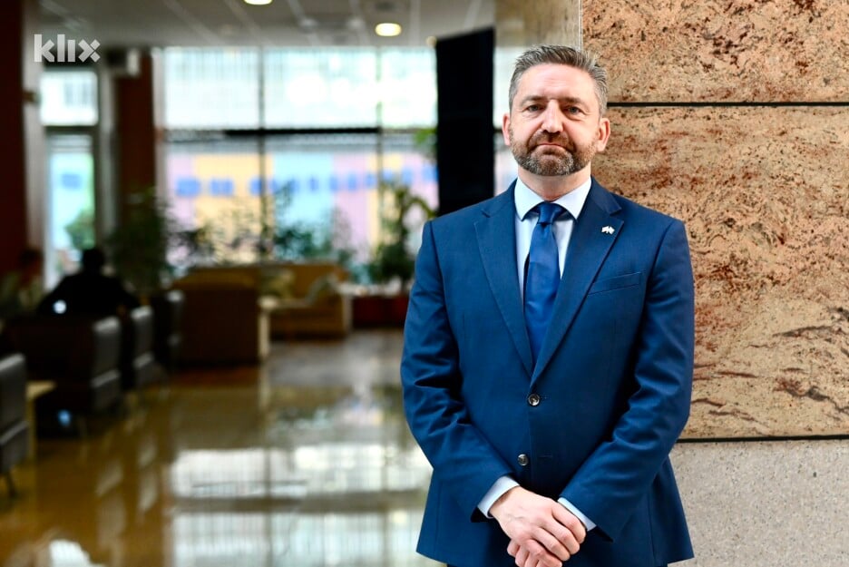 U dosadašnjoj karijeri ambasador Adrian Farrell obavljao je niz diplomatskih poslova (Foto: T. S./Klix.ba)