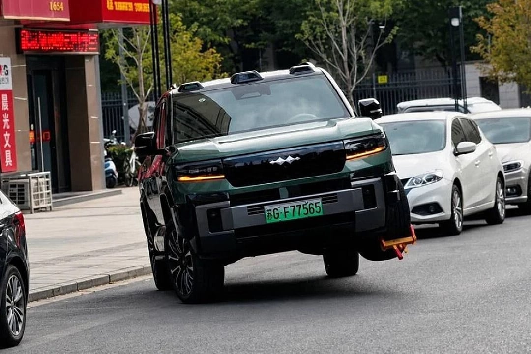 Nepropisno parkiranje ne važi za kineske SUV-ove: BYD Bao 8 "zaobišao" blokadu točka