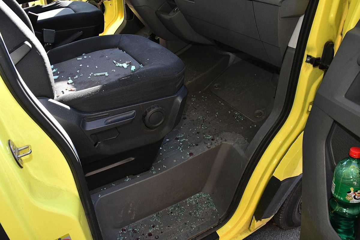 Metak probio staklo vozila hitne pomoći na autoputu u Hrvatskoj, ranjen medicinski tehničar