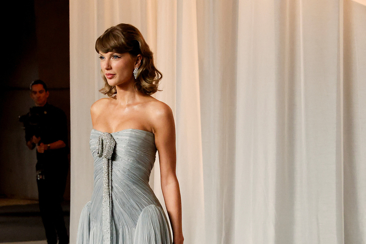 Taylor Swift kao Pepeljuga: U ledenoplavoj Dior haljini zablistala na gala večeri u Los Angelesu