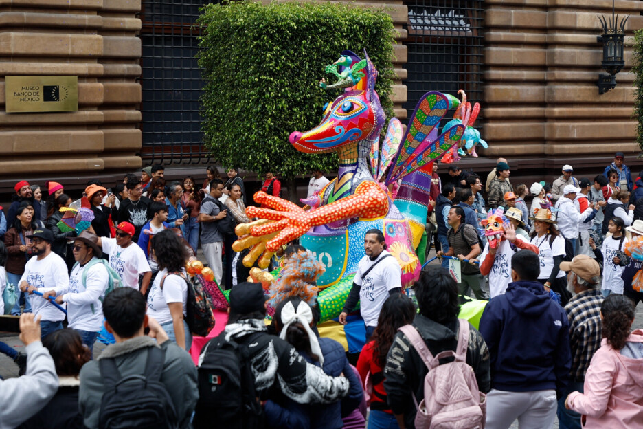 Posjetioci posmatraju alebrija tokom parade u Mexico Cityju (Foto: EPA-EFE)