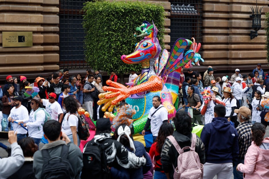 Posjetioci posmatraju alebrija tokom parade u Mexico Cityju (Foto: EPA-EFE)