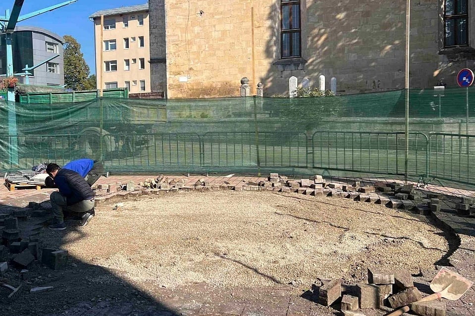 U Bihaću uklonjena devastirana fontana na Trgu Džemaludina Čauševića