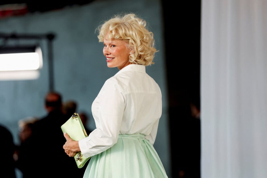 Pamela Anderson s kovrčavom plavom frizurom na gala večeri u Los Angelesu (Foto: Reuters)