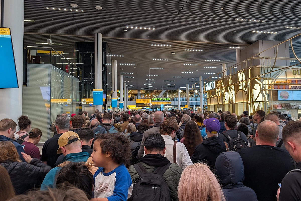 Kolaps na aerodromu u Amsterdamu: Pale sve elektronske kontrole pasoša, putnici satima u redovima