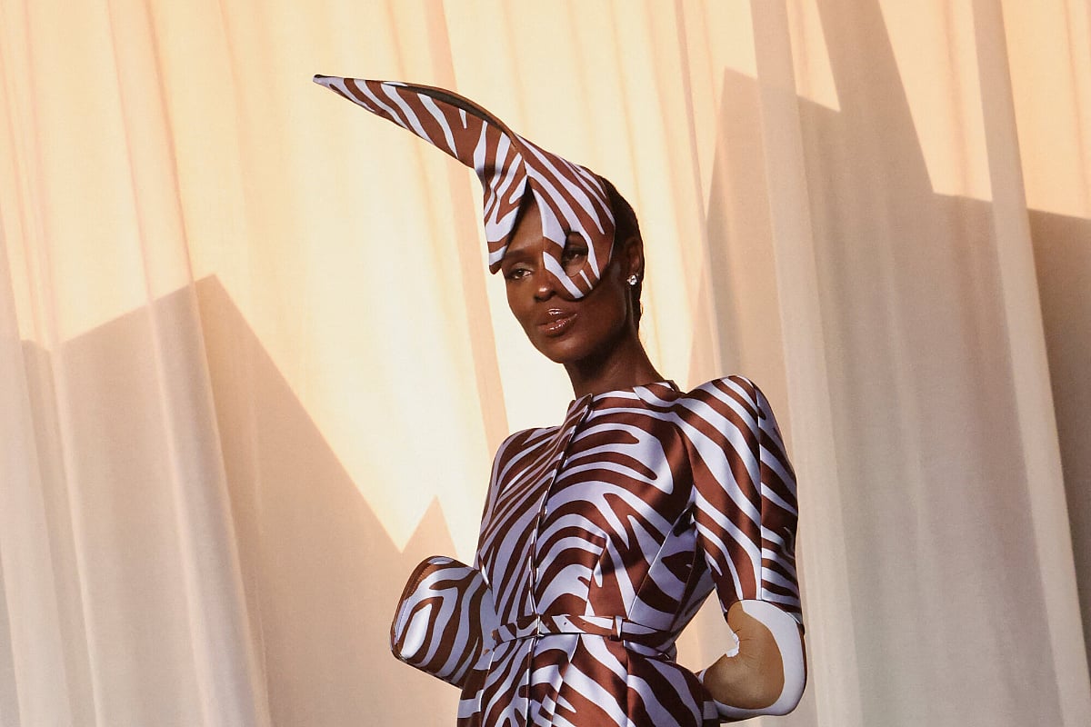 Britanska glumica u najneobičnijem izdanju večeri: Na gali se pojavila u zebra uzorku i sa šeširom u obliku roga