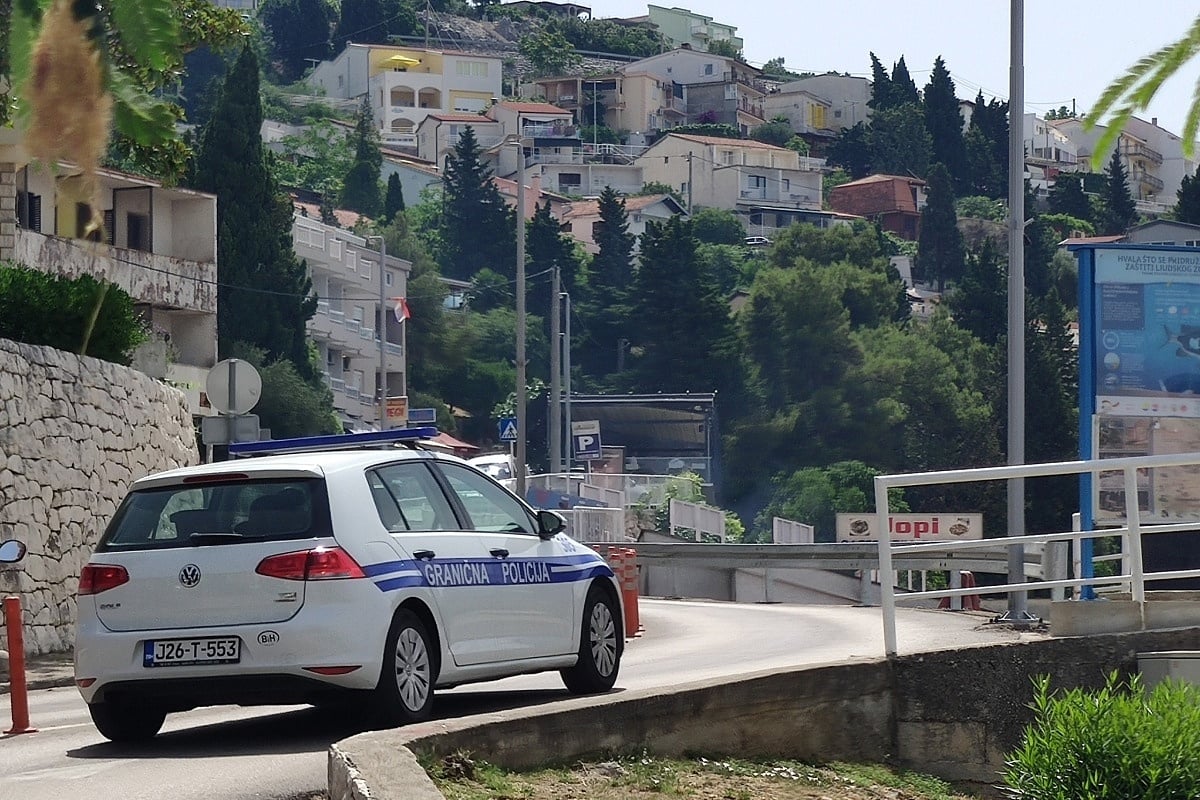 Neum: Policajci pitali muškarca ima li kod sebe nedozvoljena sredstva, on im dobrovoljno predao drogu