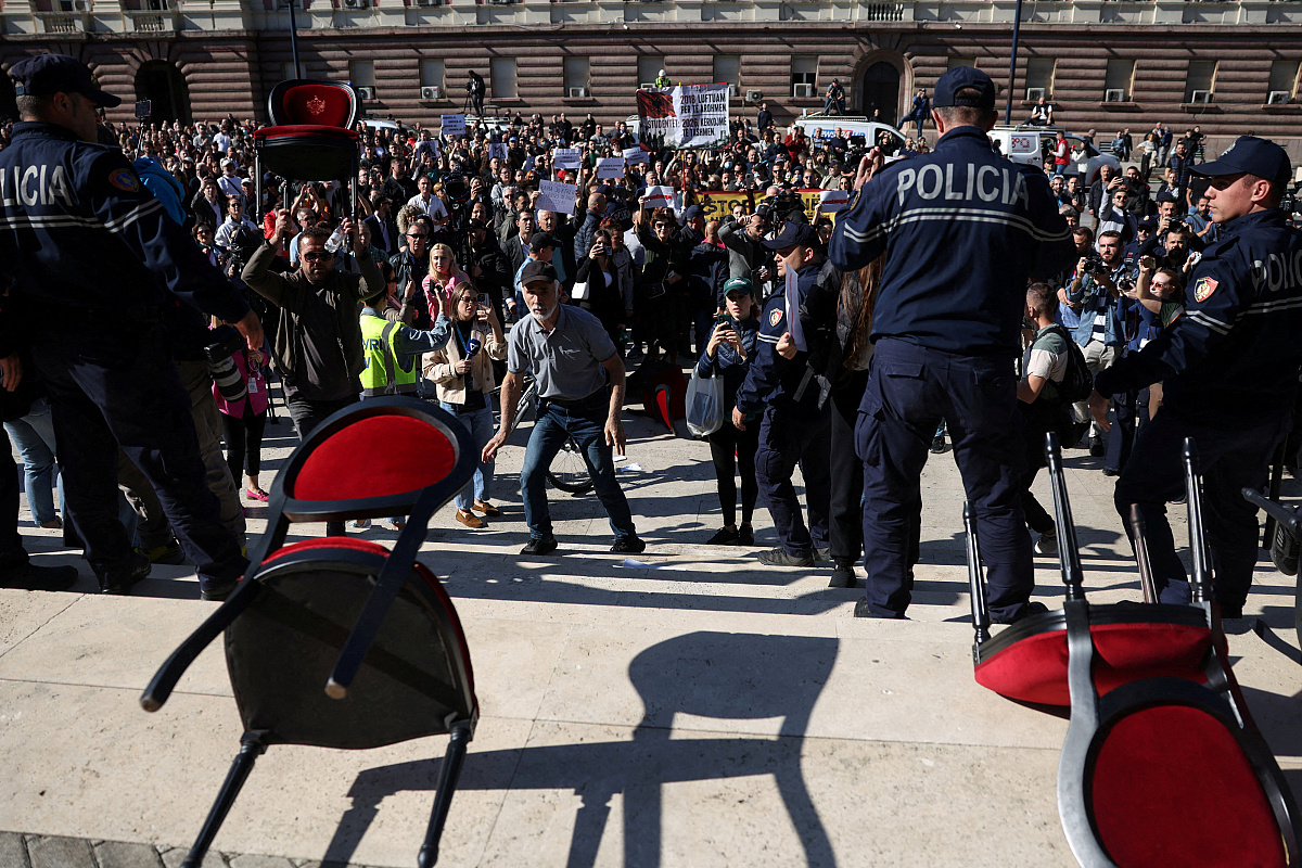 Edi Rama ispred parlamenta postavio stolice kao poziv na dijalog, demonstranti ih polomili