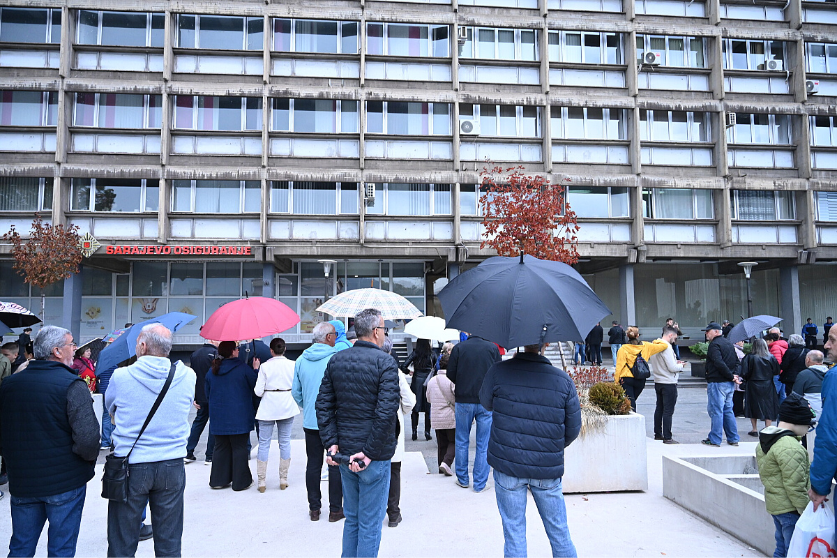 Zeničani protestuju ispred Gradske uprave zbog poskupljenja grijanja, vijećnicima poručili da se ne igraju s njima