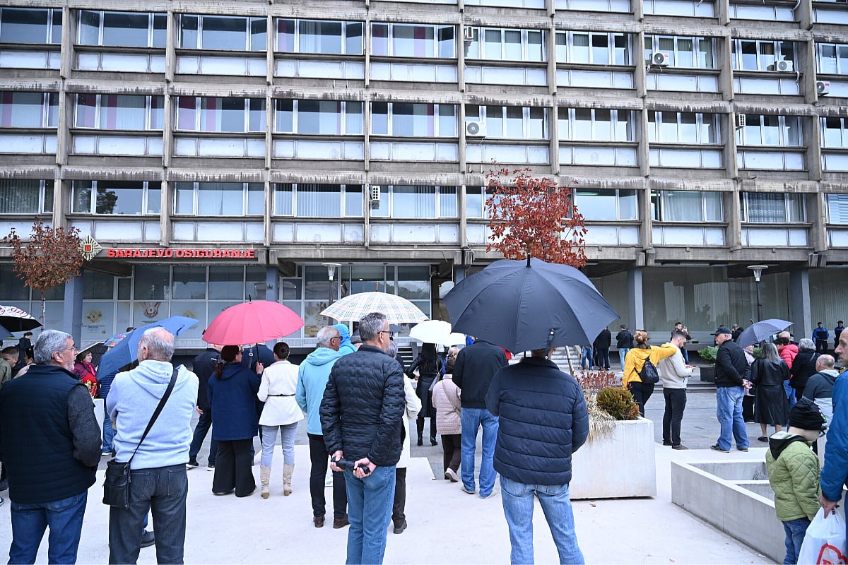 Zeničani protestuju ispred Gradske uprave zbog poskupljenja grijanja, vijećnicima poručili da se ne igraju s njima