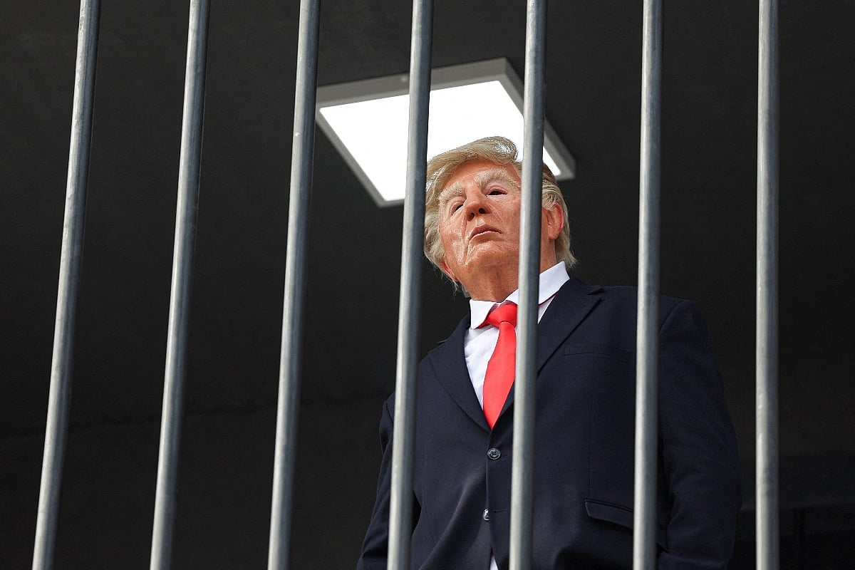 Performans u Teheranu: Glumac s maskom Trumpa u kavezu iznad trga