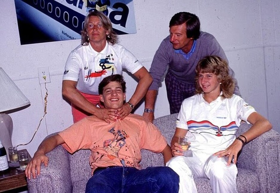 Michael Graf (lijevo) sa Steffi Graf (desno) skupa s roditeljima (Foto: Twitter)