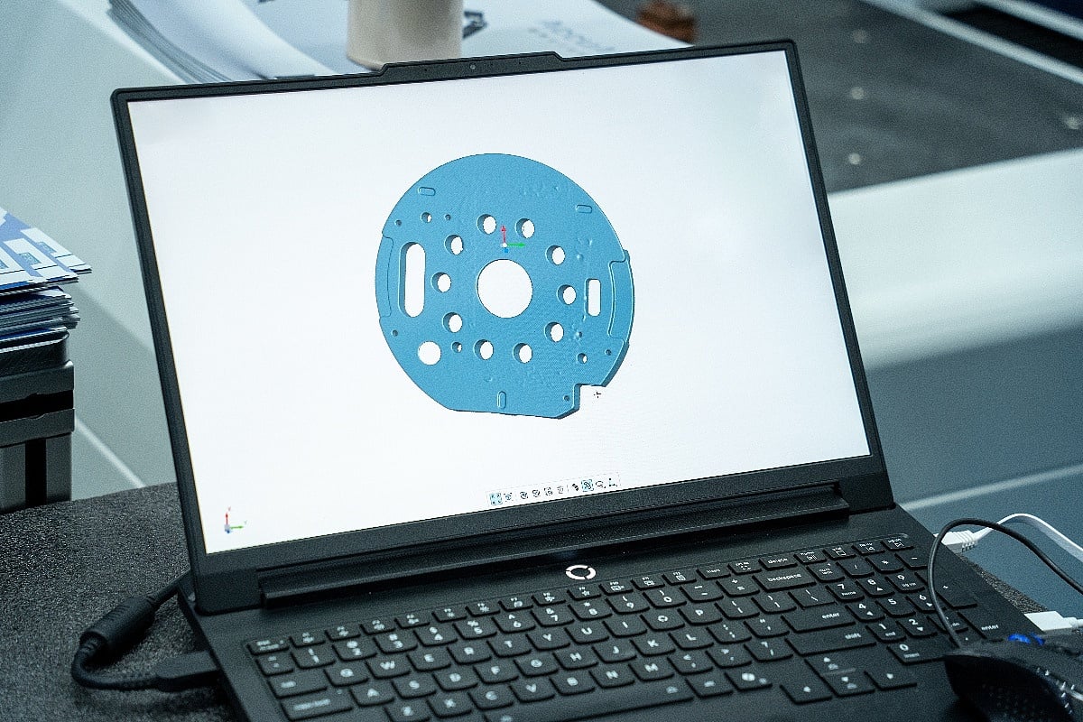 Rupica pored kamere laptopa ima funkciju: Lampica, mikrofon, ali i druga kamera za prijavu licem