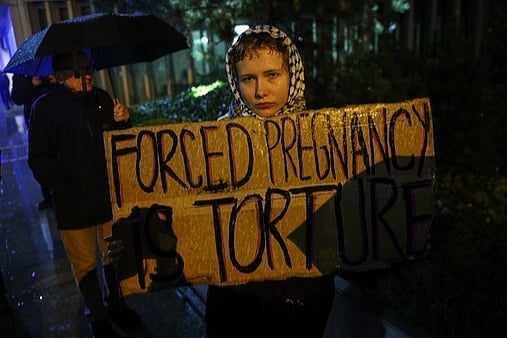 Protesti u 27 poljskih gradova: Tuskovoj vladi crveni karton zbog zakona o abortusu