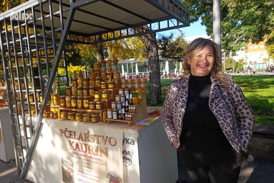 Miljana Kaurin iz Pčelarstva Kaurin kaže da je proizvodnja isplativa, ali da pčelari ulažu mnogo truda kako bi došli do kvalitetnog proizvoda, a potom pronašli kupce (Foto: I. N./Klix.ba)