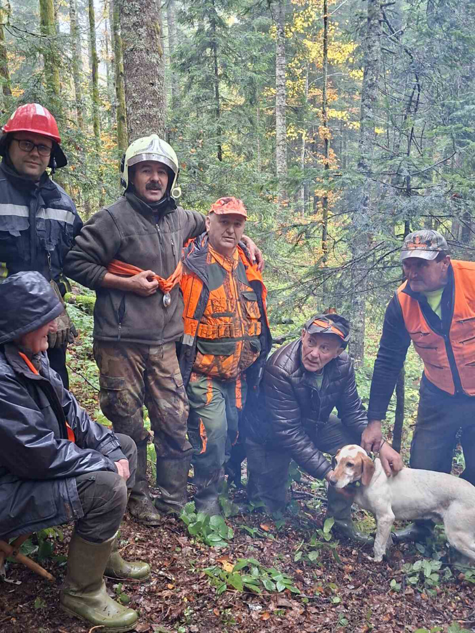 U akciju spašavanja uključilo se više od 10 ljudi, ali se niko nije usudio spustiti u špilju jer se kamenje neprestano obrušavalo (Foto: SRNA)