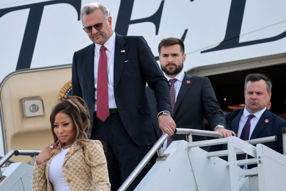 Nicki Minaj i savjetnik Bijele kuće Massad Boulos izlaze iz aviona Air Force One (Foto: Reuters)
