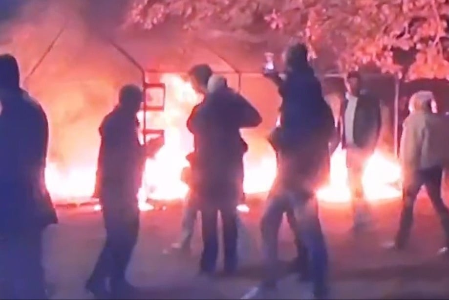 Beograd slavi nakon Vučićevog poraza, zapaljen šator u Pionirskom parku