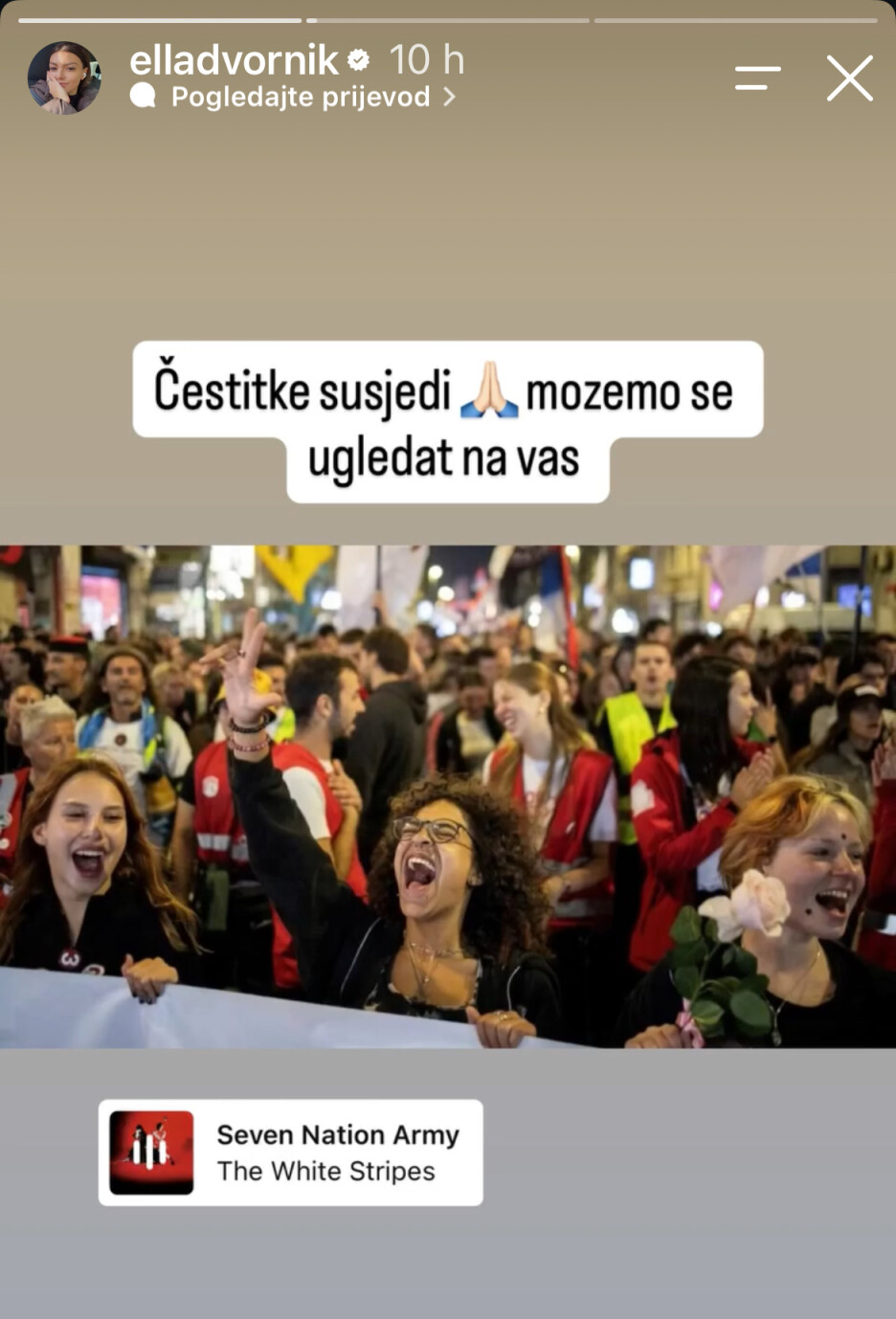 Ella Dvornik na Instagram storyju podijelila je fotografiju mladih koji slave na ulici (Foto: Instagram)