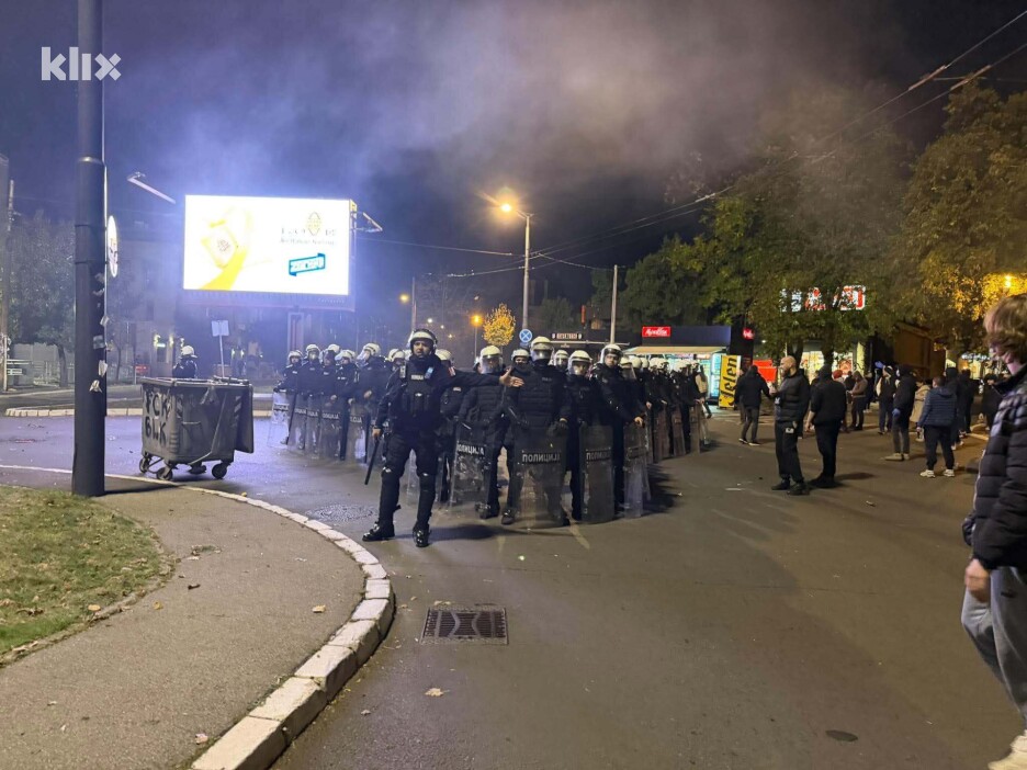 Policija ispred televizije Pink (Foto: Klix.ba)