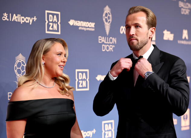 Harry Kane namješta leptir-mašnu pored supruge Katie na crvenom tepihu (Foto: EPA-EFE)