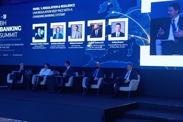Panel o regulaciji i otpornosti bankarskog sistema: Vedran Vukotić, Jasmina Selimović, Michael Faulend, Jasmin Mahmuzić i Srđan Šuput (Foto: Udruženje banaka BiH)
