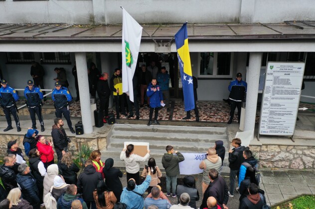 Protest ispred zgrade Gradske uprave Goražde (Foto: E. A./Klix.ba)