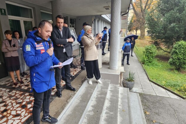 Organizator protesta Tarik Kadrić obraća se okupljenima (Foto: E. A./Klix.ba)