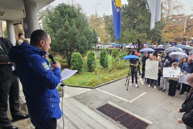 Organizator protesta Tarik Kadrić obraća se okupljenima (Foto: E. A./Klix.ba)