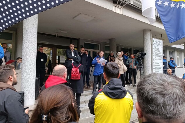 Okupljeni ispred zgrade Gradske uprave Goražde (Foto: E. A./Klix.ba)
