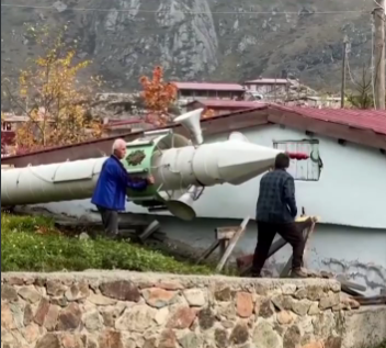 Minaret je napravljen od čeličnih bačvi zavarenih jedna za drugu (Foto: Screenshot/ YouTube)