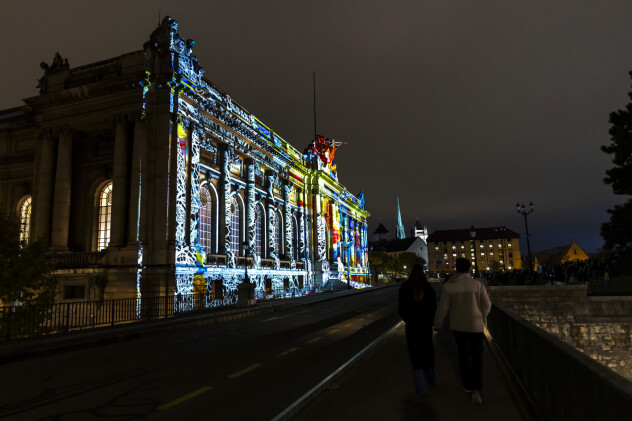Svjetlosno-zvučna predstava 'Intelligences in Motion' na fasadi Musee d'art et d'histoire u Ženevi. (Foto: EPA-EFE)