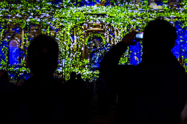 Svjetlosno-zvučna predstava 'Intelligences in Motion' na fasadi Musee d'art et d'histoire u Ženevi. (Foto: EPA-EFE)